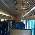 Überblick durch dasGroßraumabteil Rückenlehnen mit Holz vertäfelt, Ledersitze, keine Ausstattungsunterschiede zwischen erster und zweiter Klasse.
