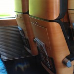Sitzlehnen von hinten Komplette Holzvertäfelung mit eingelassenenem Tisch in der Rückenlehne