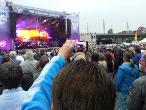 Viele Kieler Woche-Besucher genießen Konzerte so, wie Mutter Natur es sich vorgestellt hat: Durch das 7''-Display eines Smartphones