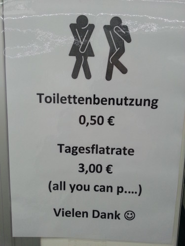 Wer mit der Kieler Woche Geld verdienen möchte, der stellt einen Toilettenwagen auf
