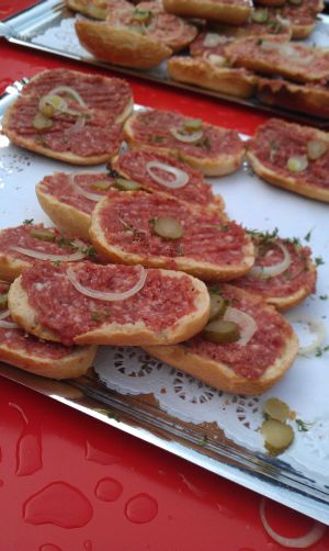 Zwiebelmett-Brötchen