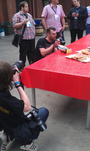 Fotografen versuchen, möglichst eindrucksvolle Bilder von Zwiebelmett-Brötchen zu schießen