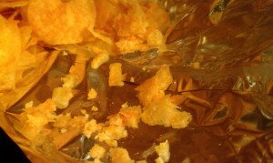 In einer Tüte Chips liegen auch einige stark zermahlene Chips.