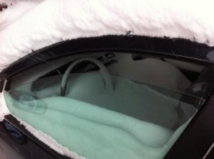 Ein Auto voll mit Schnee und offenem Fenster