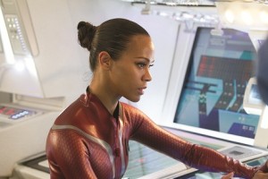 Uhura (Zoe Saldana) sucht den Lichtschalter (© 2013 Paramount Pictures. All rights reserved.)