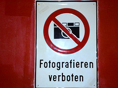 Ein Blechschild mit einem durchgestrichenen Fotoapparat und der Aufschrift 'Fotografieren verboten'