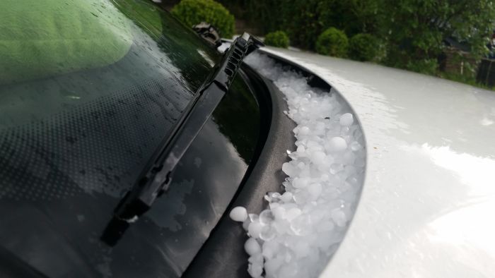 Ein "bisschen" Hagel hat sich am Auto gesammelt