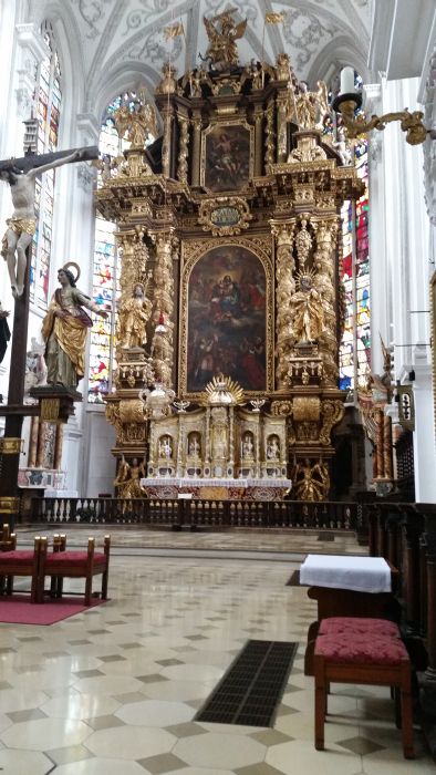 Der Altar der Stadtpfarrkirche in Landsberg am Lech