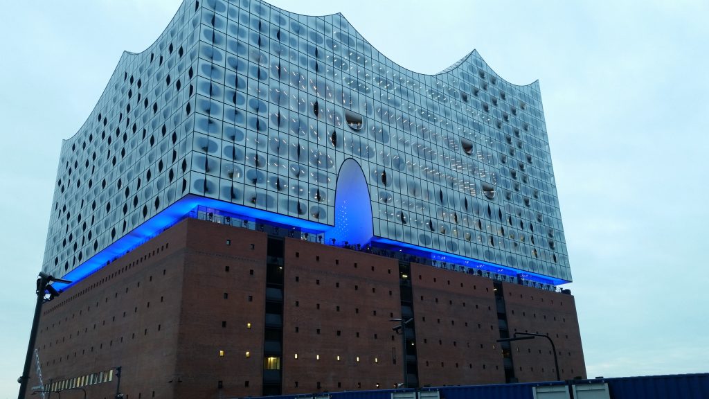 Elbphilharmonie von der Mahatma-Ghandi-Brücke aus gesehen.