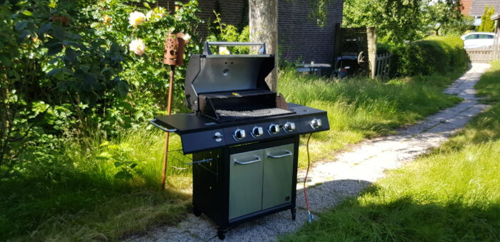 Mein neuer Grill steht im Garten und sieht einfach super aus.