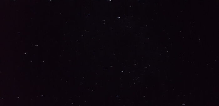 Das Bild zeigt den Sternenhimmel über meinem Stellplatz. Es wurde ein wenig zulang belichtet, denn die Sterne ziehen eine Spur hinter sich her, die durch die Erdrotation entsteht.