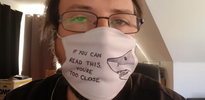Ein Selfie von mir mit einem Mund-Nasen-Schutz, der die Aufschrift trägt "If you can read this, you're too close" (Wenn Du das lesen kannst, bist Du zu nah dran) 