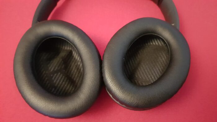 Wie neu! Im Bild zu sehen sind die reparierten Ohrpolster mit denen der Kopfhörer wirklich wie neu aussieht.