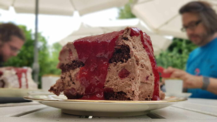 Großaufnahme eines Stücks Schoko-Erdbeer-Torte mit Erdbeersauce aus dem Gartencafé Süderdeich.